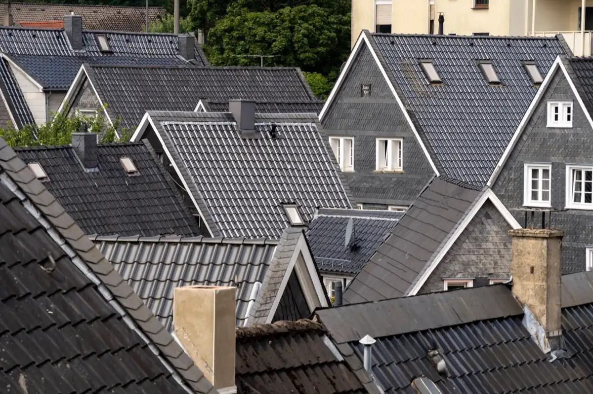 Steep roof eaves and gutter lines on houses in Winter Haven, FL